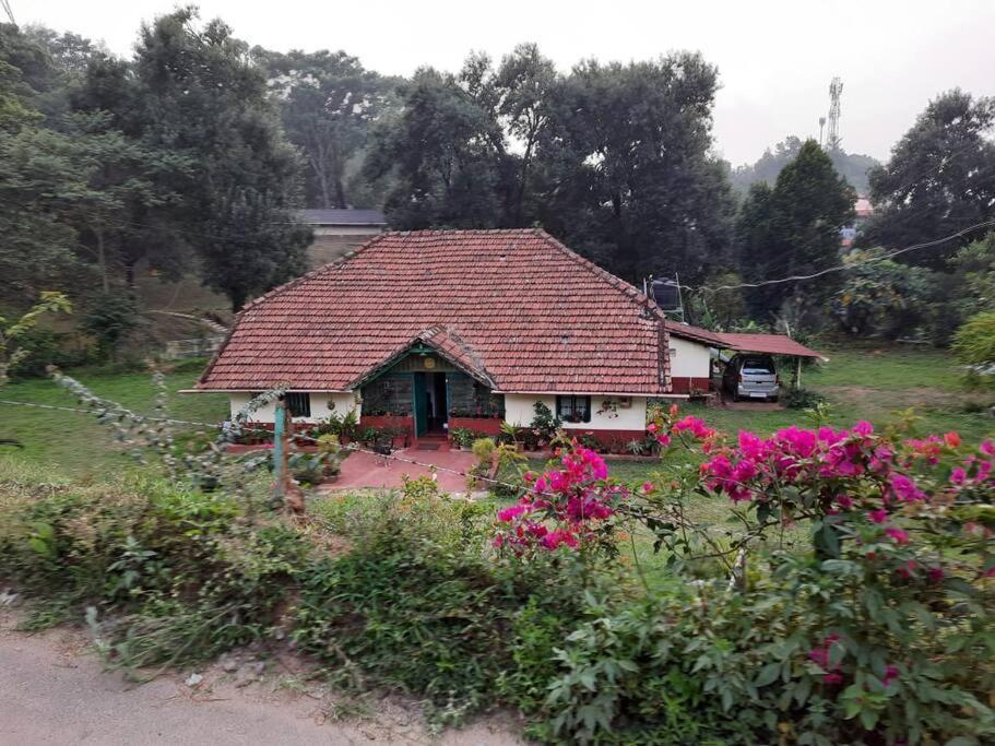 A Quaint Cottage With Rajah'S Seat View. มาดิเครี ภายนอก รูปภาพ